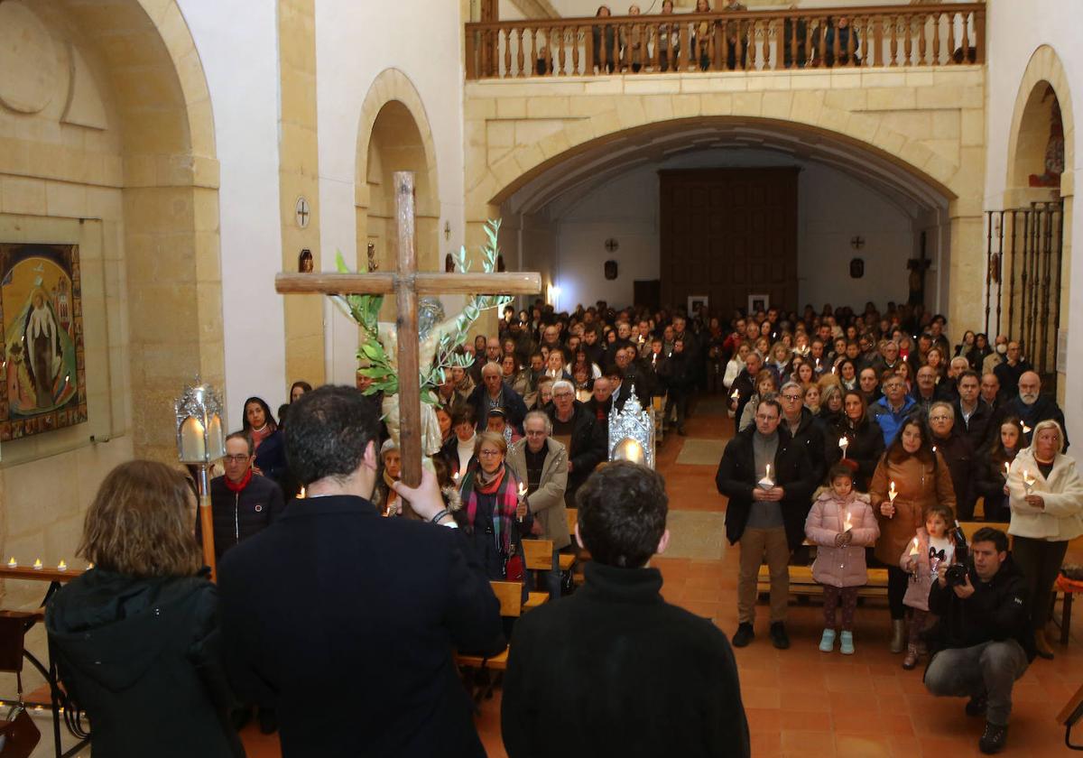 El vía crucis de los carmelitas, en el interior del templo.