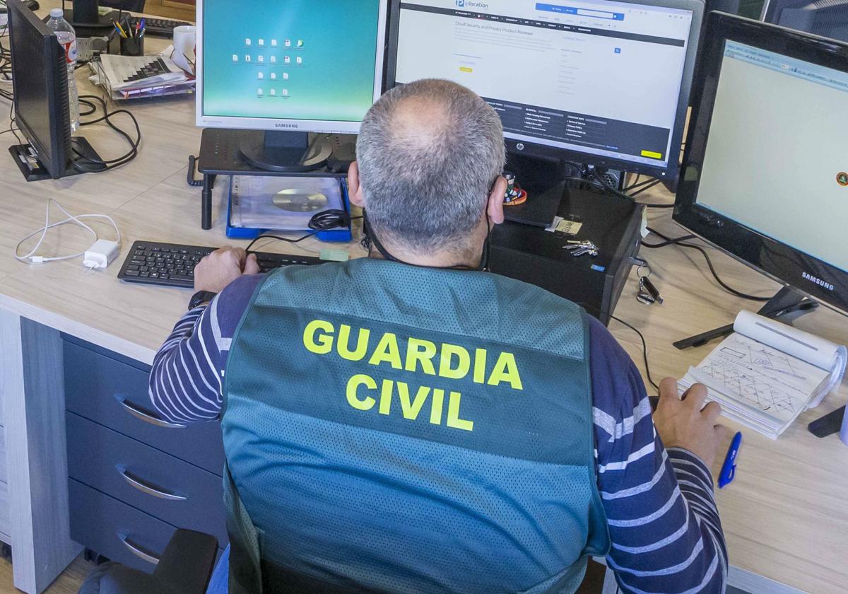 Guardia Civil investigando delitos informáticos.