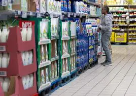 Un hombre consulta los precios de los detergentes en un supermercado de Valladolid, en una imagen de archivo.