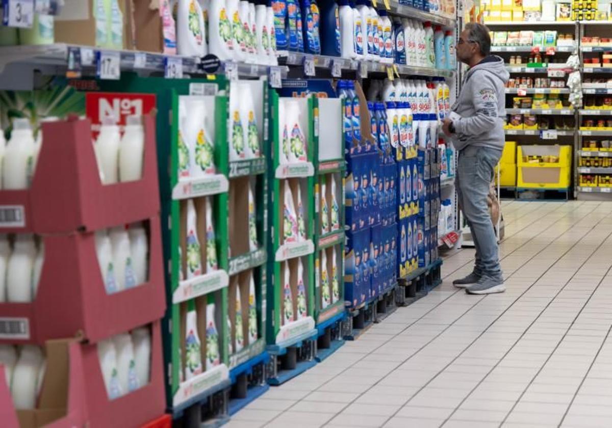 Un hombre consulta los precios de los detergentes en un supermercado de Valladolid, en una imagen de archivo.