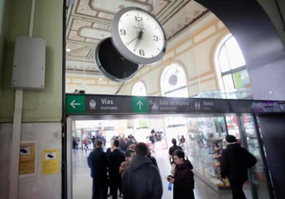 Imagen de archivo de pasajeros en la estación de trenes de Valladolid.