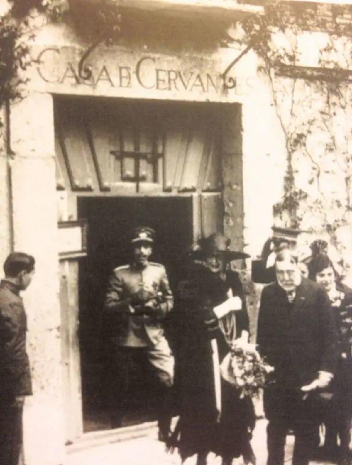 Alfonso XIII en la Casa Miguel de Cervantes en 1921.