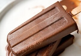 Helado de chocolate casero listo para su consumo.