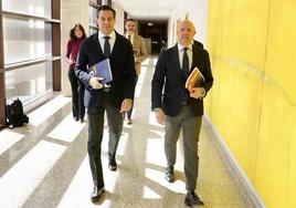 Raúl de la Hoz y Carlos Menéndez, antes de presentar la proposición de ley conjunta.