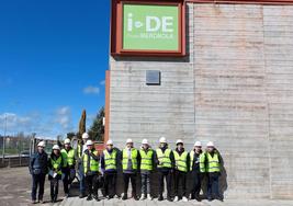 Los alumnos junto a los responsables de i-DE durante su visita a Eras de Renueva.