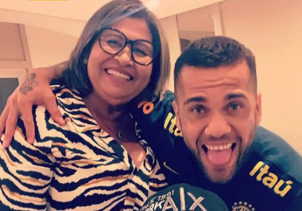 Dani Alves junto a su madre.