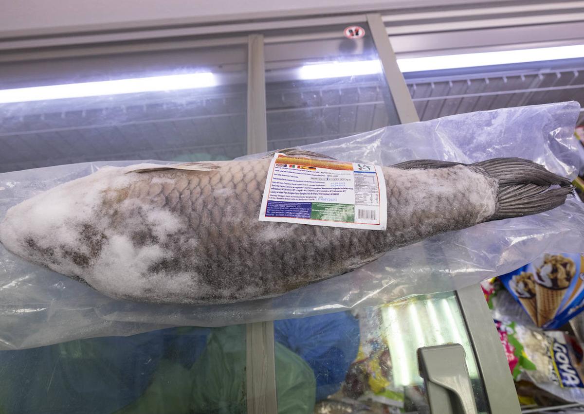 Imagen secundaria 1 - Chony, en su tienda de la calle Labradores, donde vende productos de Bangladesh como el pescado rohu o pan típico del país..