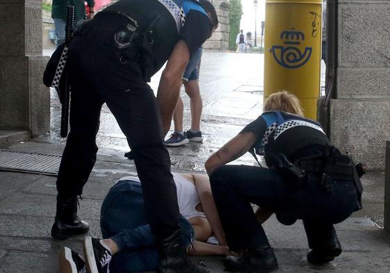 Agentes de la Policía Local reducen a una persona en una anterior intervención.