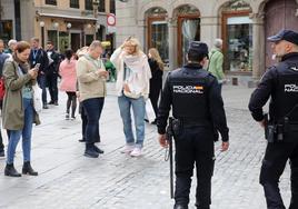 Policía Nacional patrulla a pie en la Plaza Mayor.