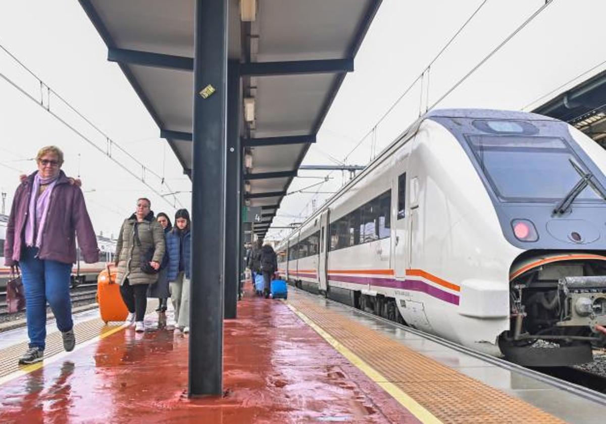 Viajeros en la estación de trenes Valladolid Campo Grande.