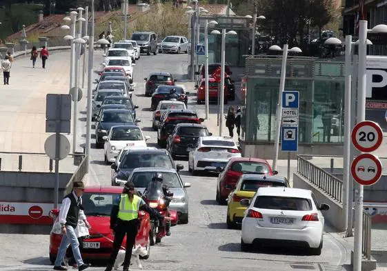 Tráfico intenso en la avenida Padre Claret, con el parking lleno, durante la pasada Semana Santa.