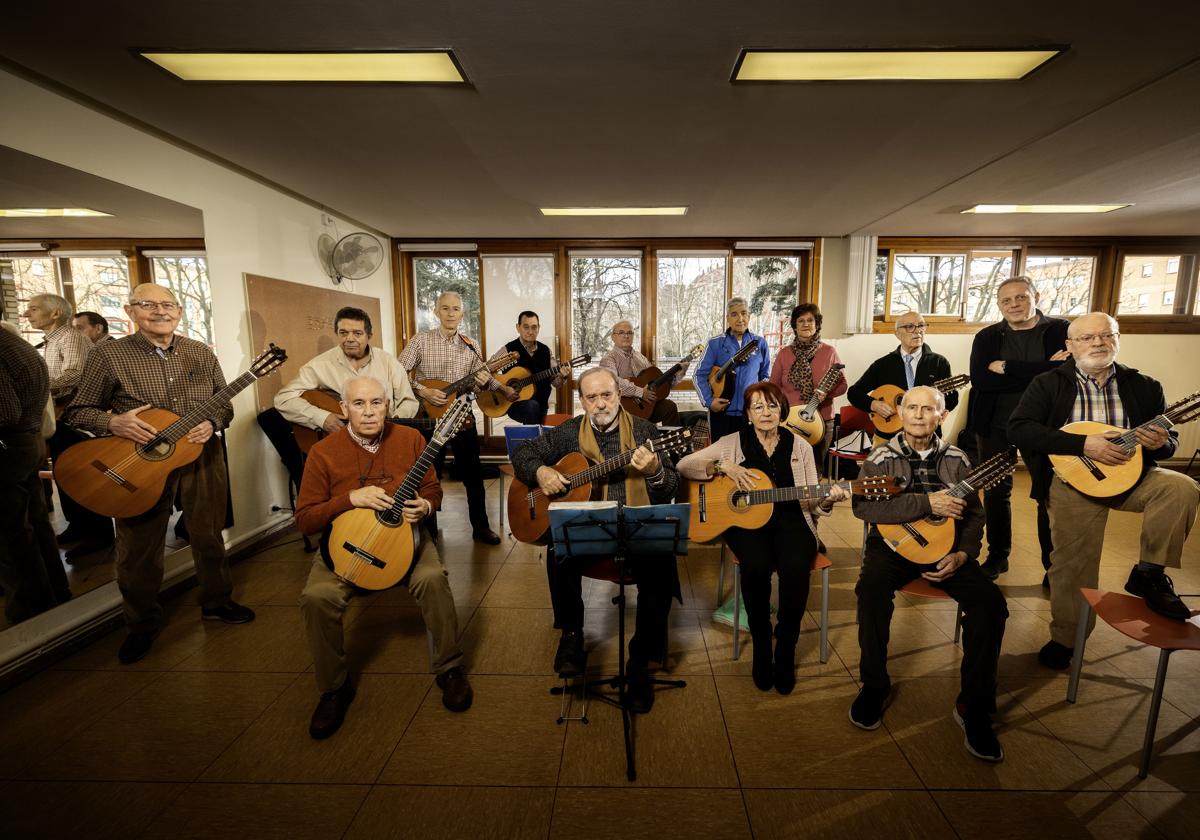 Los integrantes de la rondalla del centro de vida activa de Delicias, durante un ensayo.