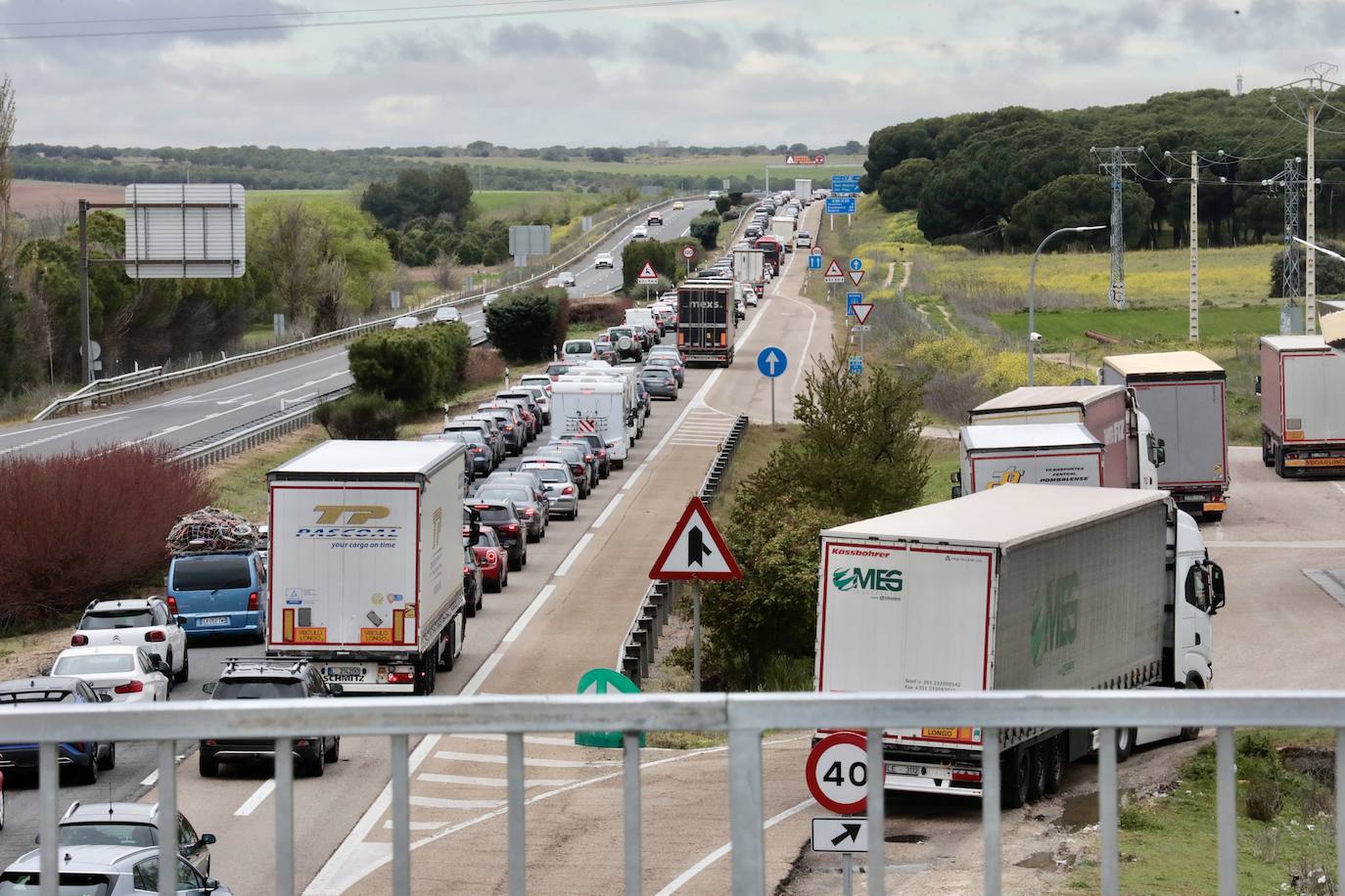 Las imágenes de las retenciones en la A-62 por la operación salida