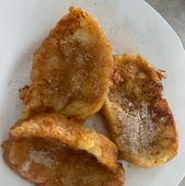 Torrijas caseras con azúcar y canela para el Viernes Santo