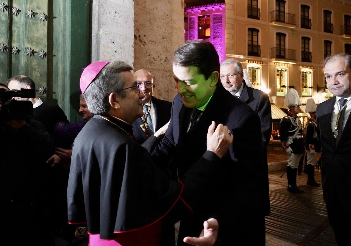 Imagen principal - El presidente de la Junta, en el pregón de Valladolid con el arzobispo Argüello y en dos eventos celebrados en Salamanca. 