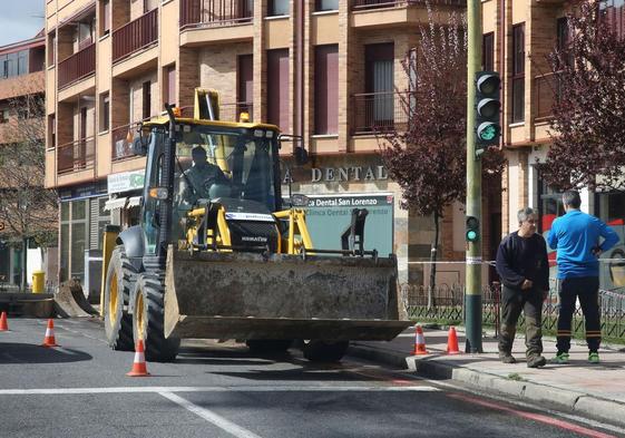 Excavadora y operarios, este jueves, en la zona de la avenida de Vía Roma afectada por la avería y el corte de agua.