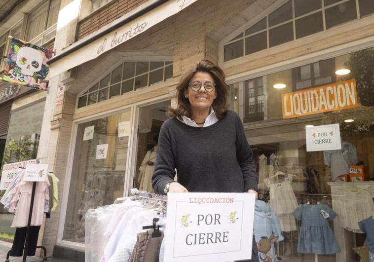 Nuria de la Fuente, junto a algunas de las prendas que liquida por cierre.