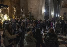 Decenas de personas, en el interior de la Catedral tras la llegada de los pasos.