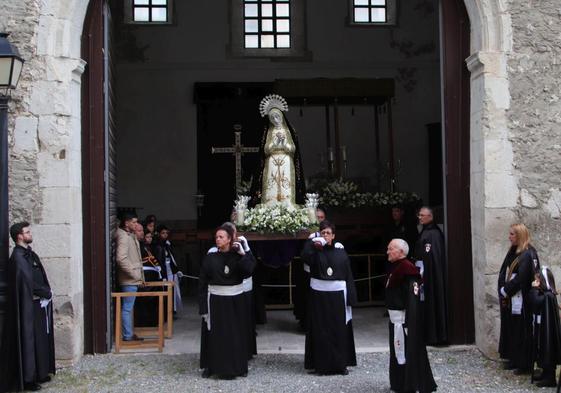 Salida de Nuestra Señora de la Soledad de la iglesia de La Concepción de Cuéllar.