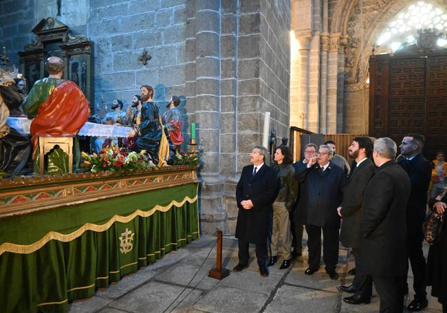 Juan García-Gallardo, junto al resto de autoridades en la visita a la Semana Santa de Ávila.