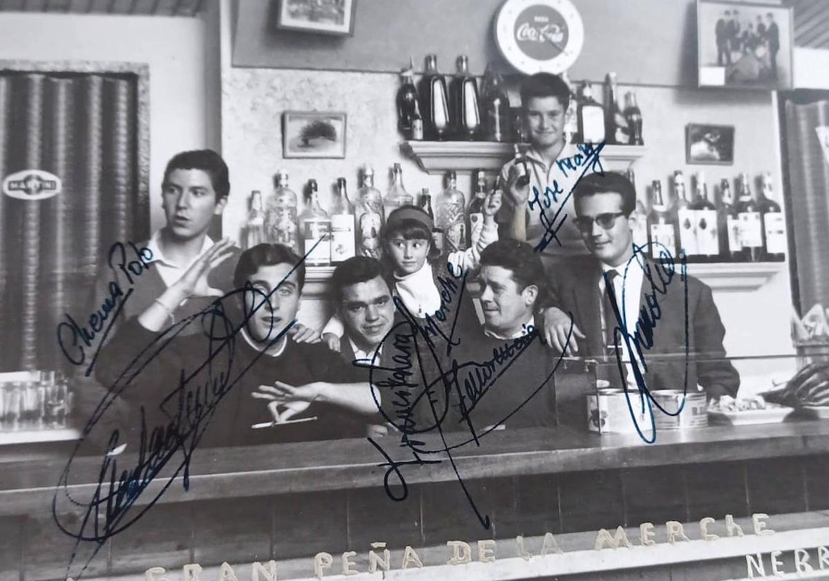 Imagen principal - Arriba, Merche, con su hermano y otros familiares y amigos. Postal que se hizo del bar y que no se llegó a circular. En blanco y negro, otra foto de los Morencia.