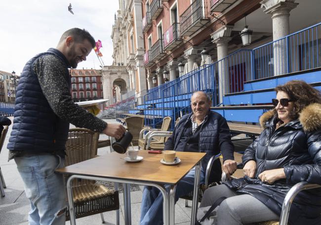 Clientes del Ideal Nacional, en la terraza de la Plaza Mayor.