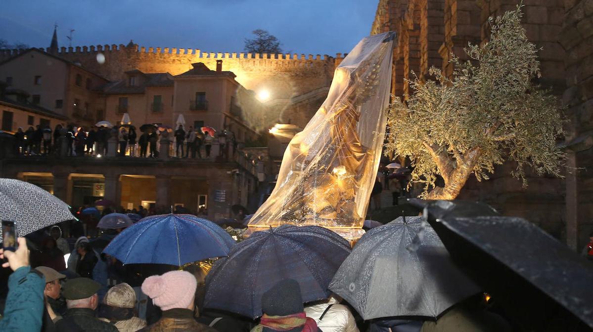 El paso de La Oración en el Huerto, cubierto con plásticos, a su paso por el Azoguejo.