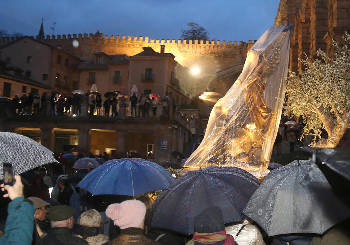 El viento y la lluvia arruinan el Jueves Santo