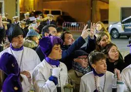 Alfonso Fernández Mañueco hace una foto con el móvil durante su visita a la Semana Santa de Medina de Rioseco.