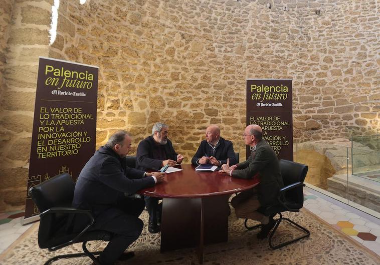 Gregorio Álvarez, Carlos Aganzo, Luis Calderón y Enrique Martínez, durante el debate que tuvo lugar en el Centro de Artes Escénicas Jorge Manrique de Paredes de Nava.