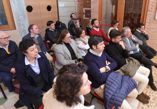 Asistentes al debate desarrollado en Paredes de Nava.