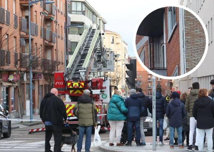 Los Bomberos de Salamanca en la zona ante la atenta mirada de los vecinos.