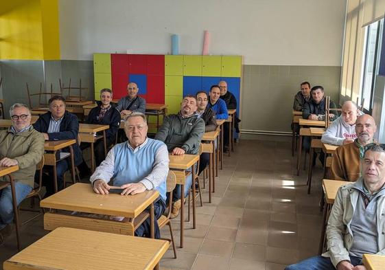 Curro, en el centro con chaleco azul, rodeado de sus alumnos.