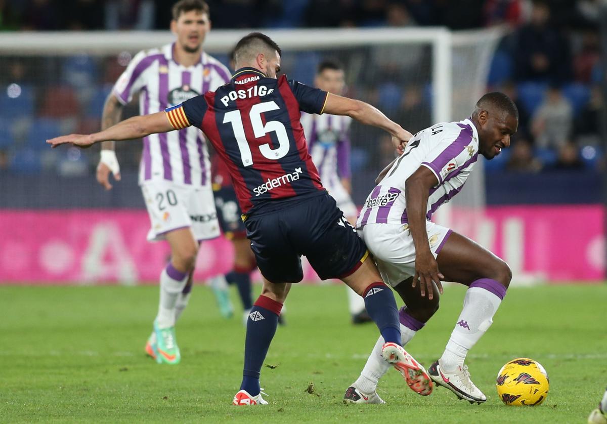 Mamadou Sylla se zafa del capitán levantinista, Postigo, en el encuentro de ida, disputado en Valencia.