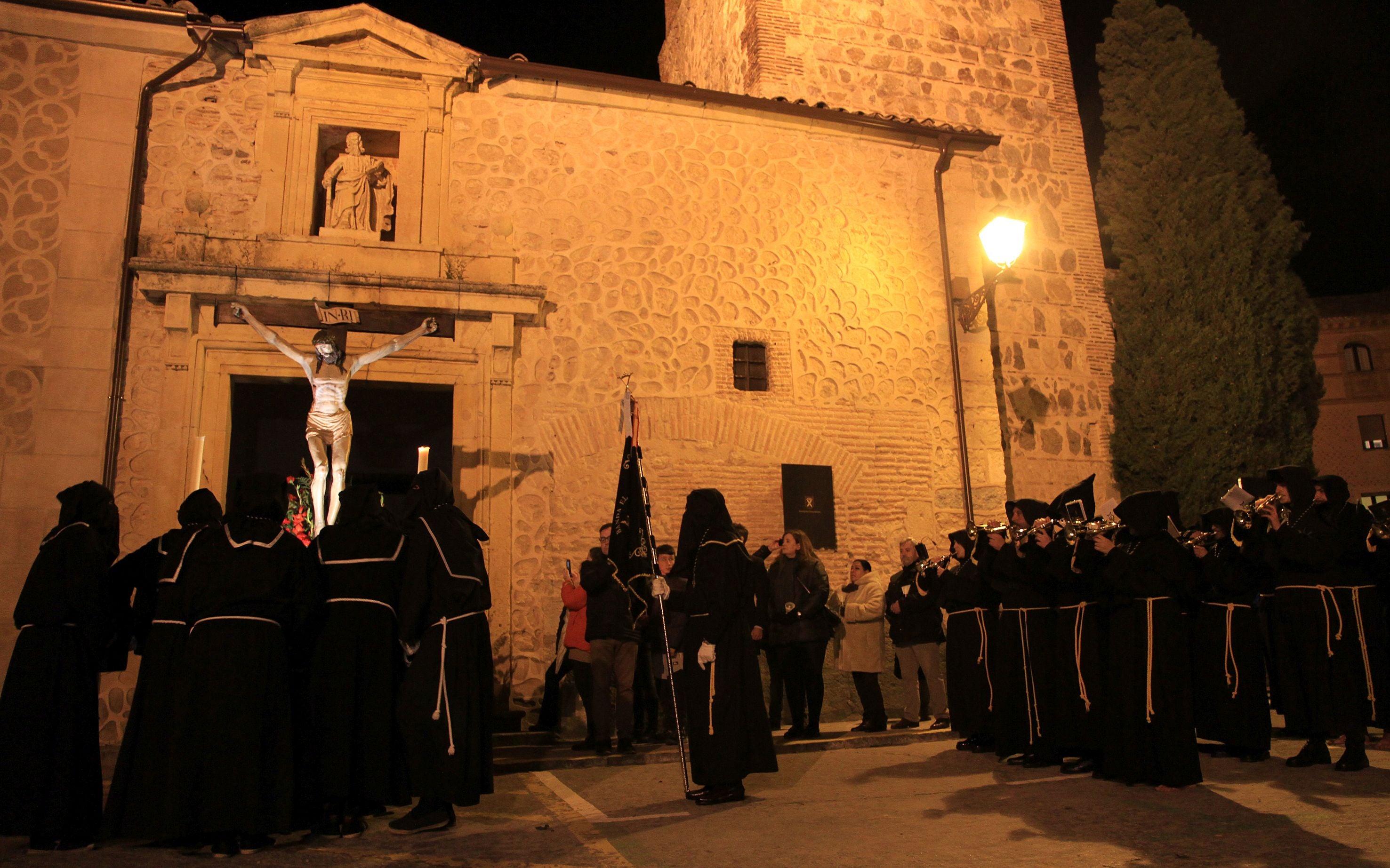 La lluvia condiciona el Vía Crucis de San Andrés