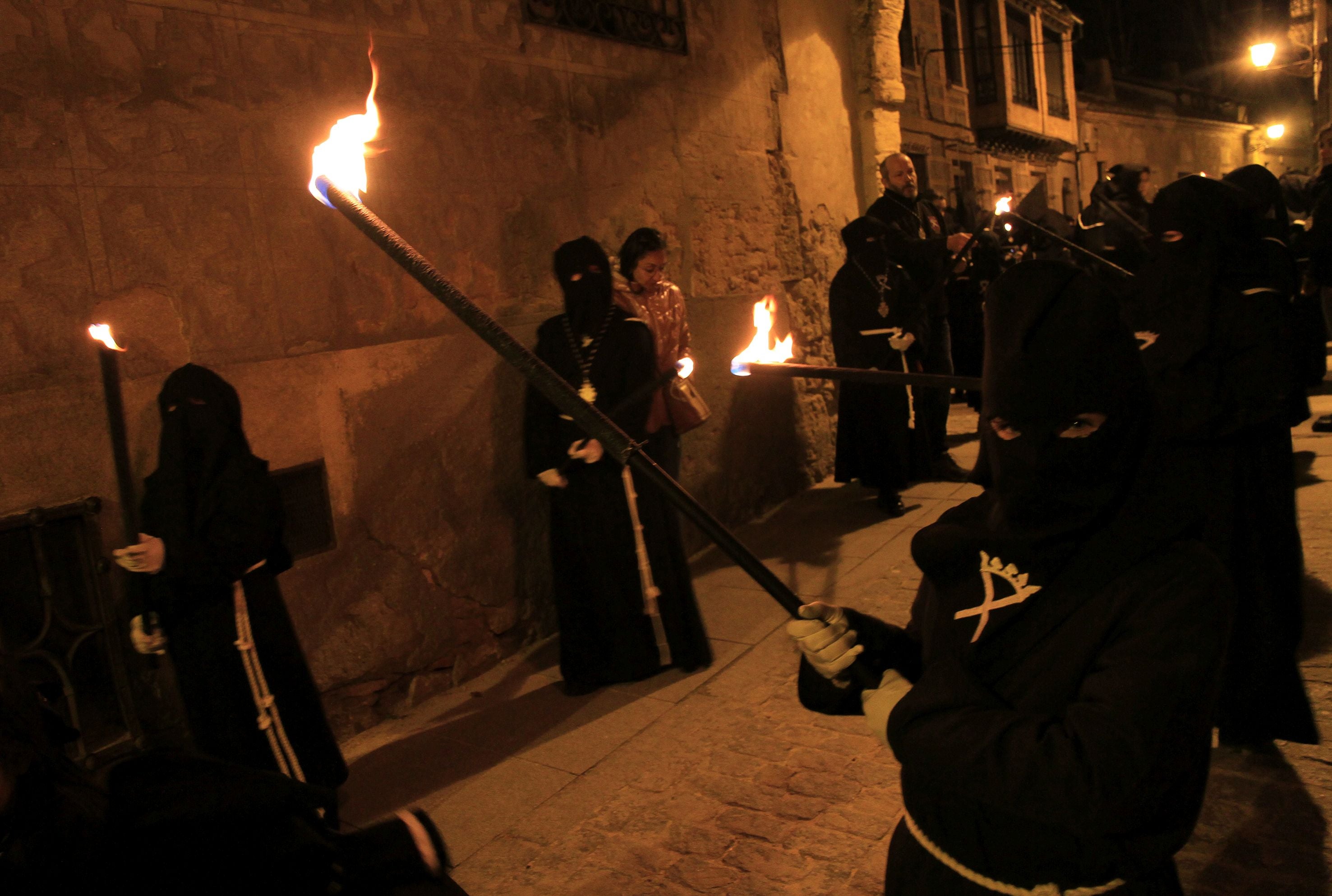 La lluvia condiciona el Vía Crucis de San Andrés