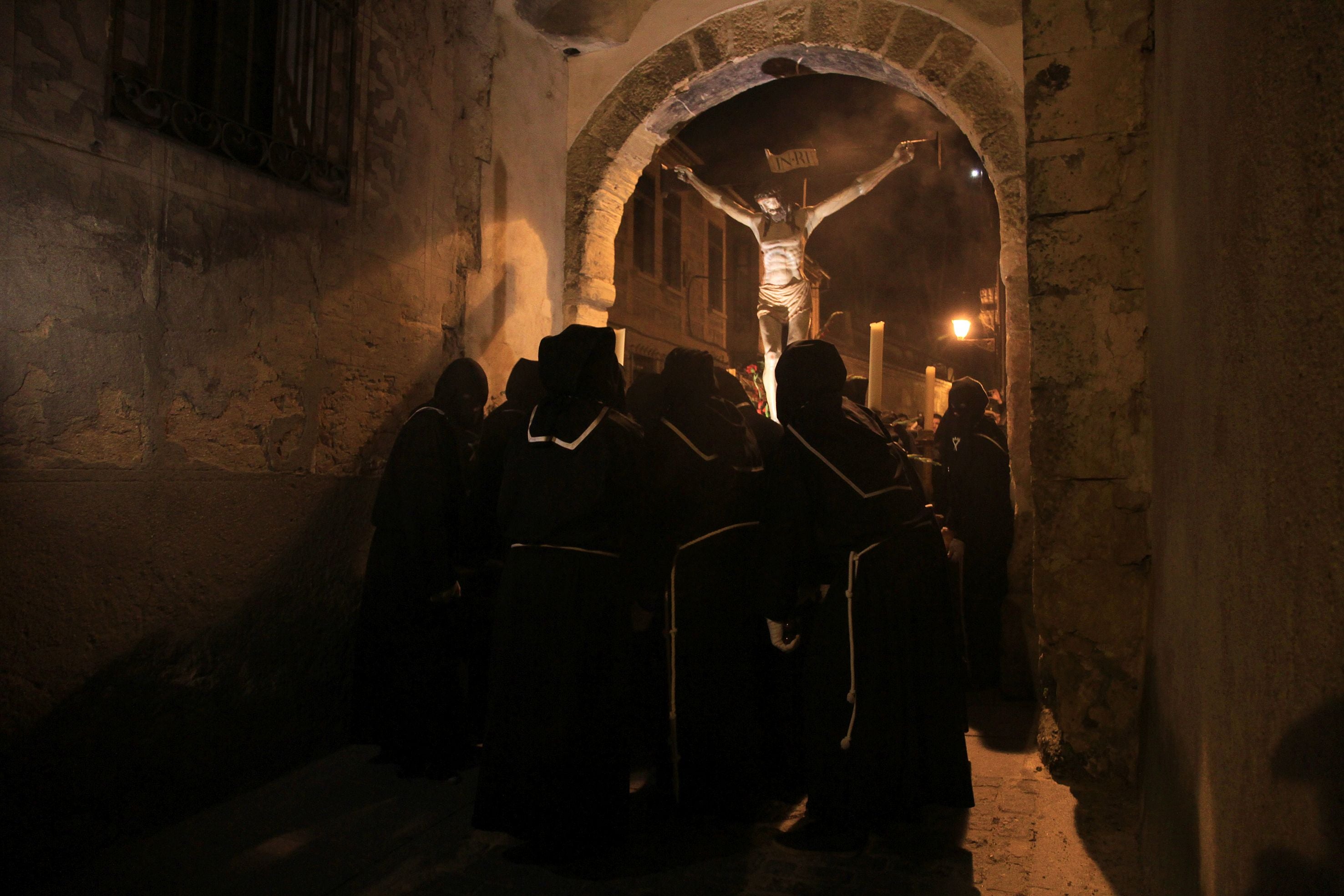 La lluvia condiciona el Vía Crucis de San Andrés