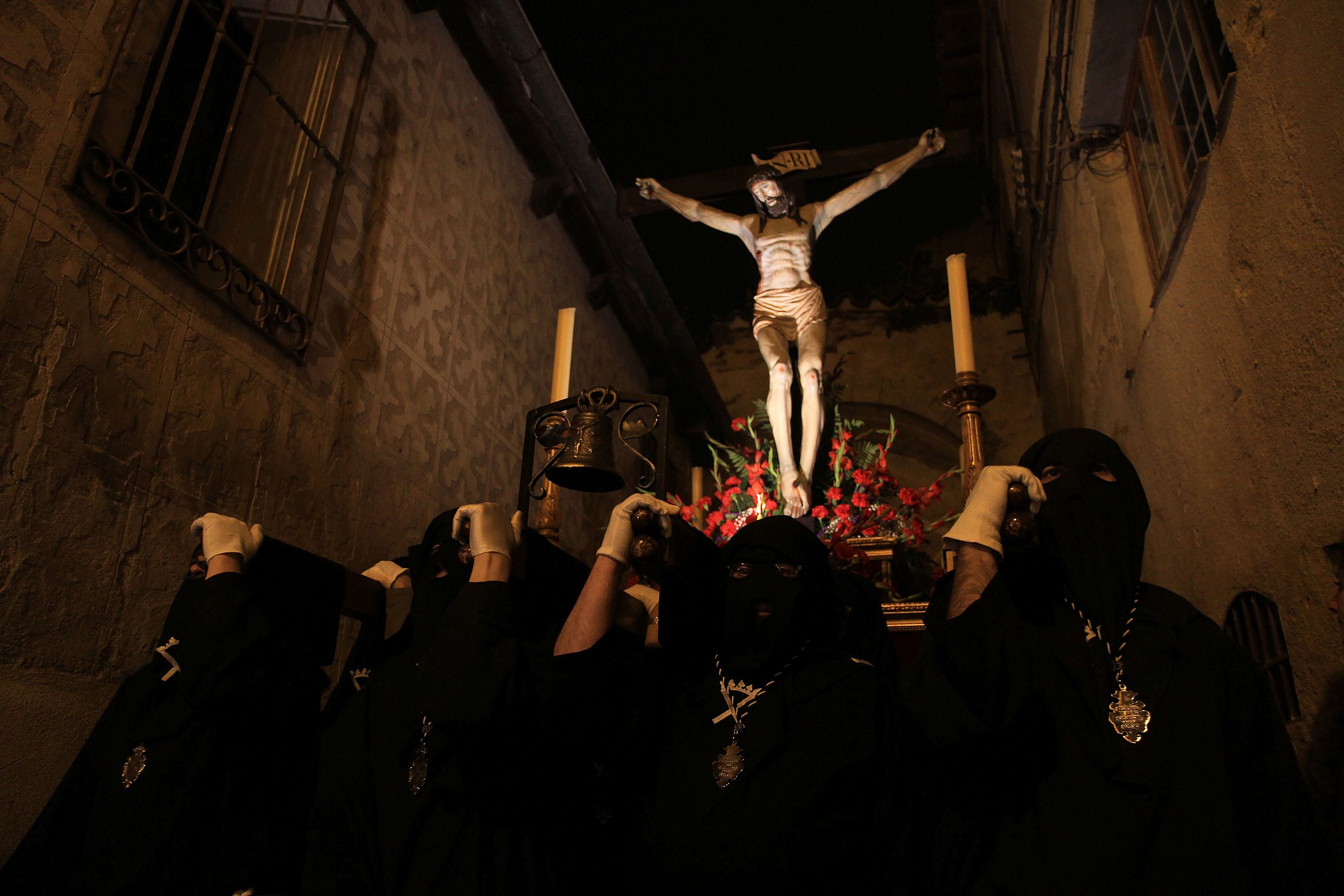 La lluvia condiciona el Vía Crucis de San Andrés