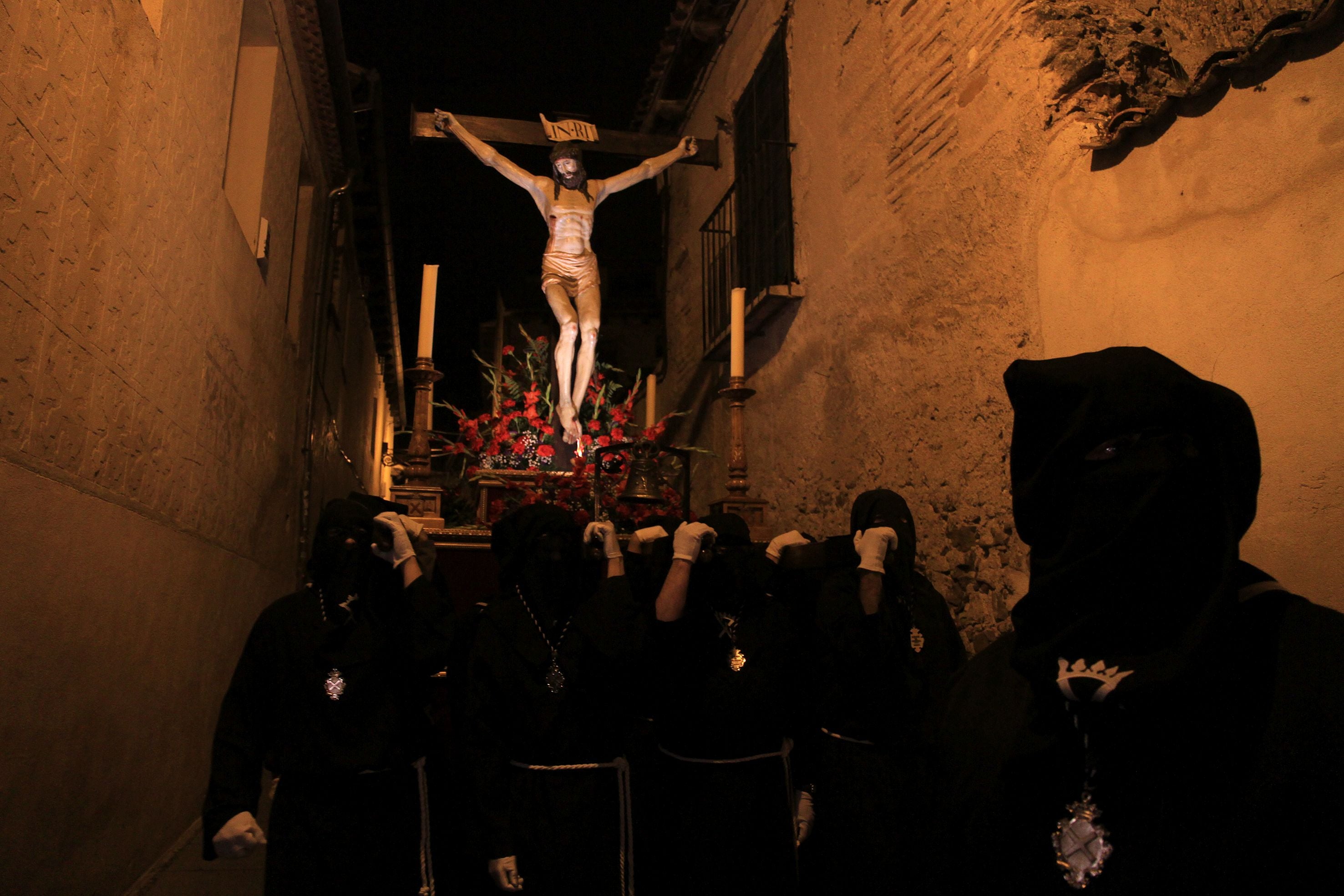La lluvia condiciona el Vía Crucis de San Andrés