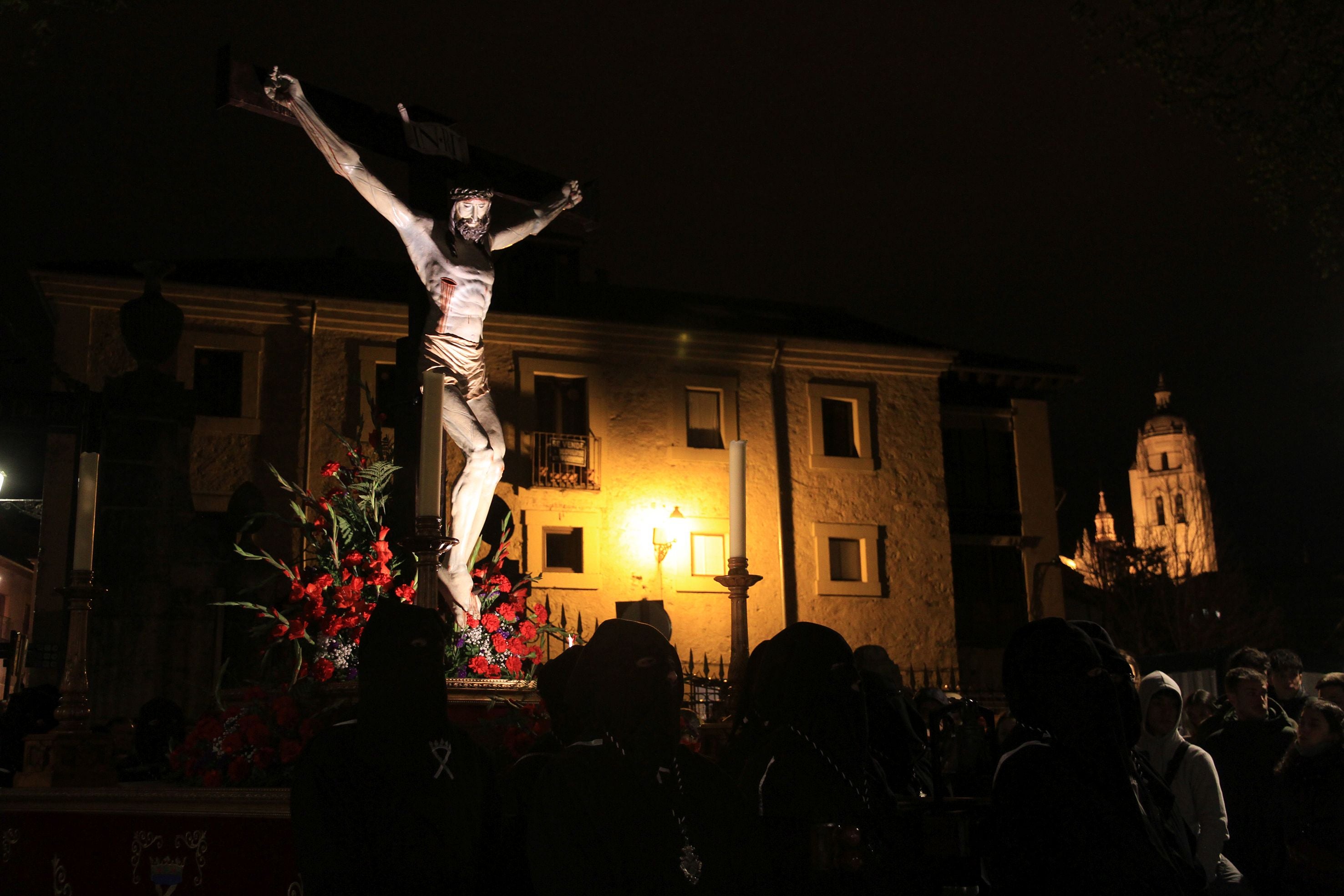 La lluvia condiciona el Vía Crucis de San Andrés