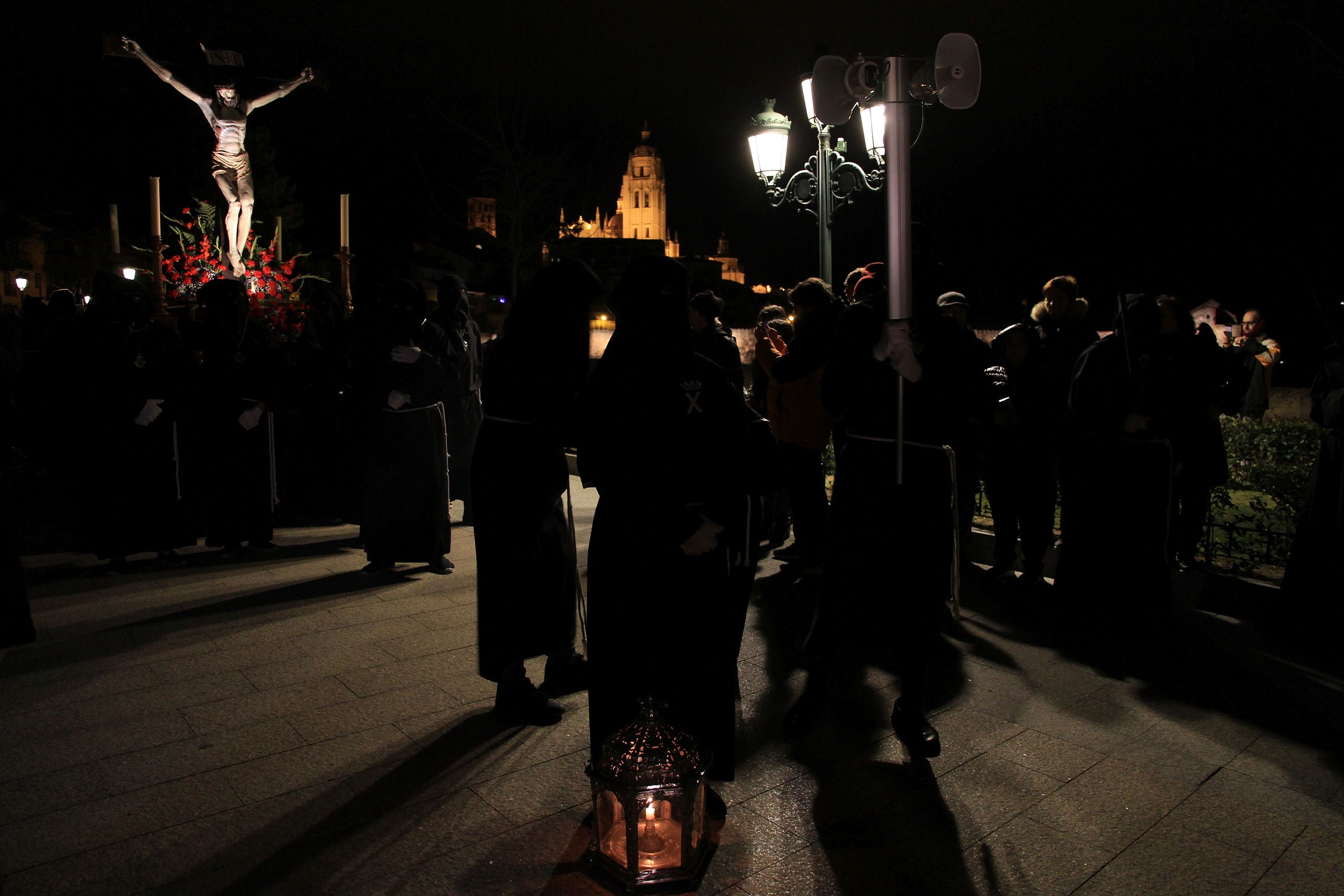 La lluvia condiciona el Vía Crucis de San Andrés
