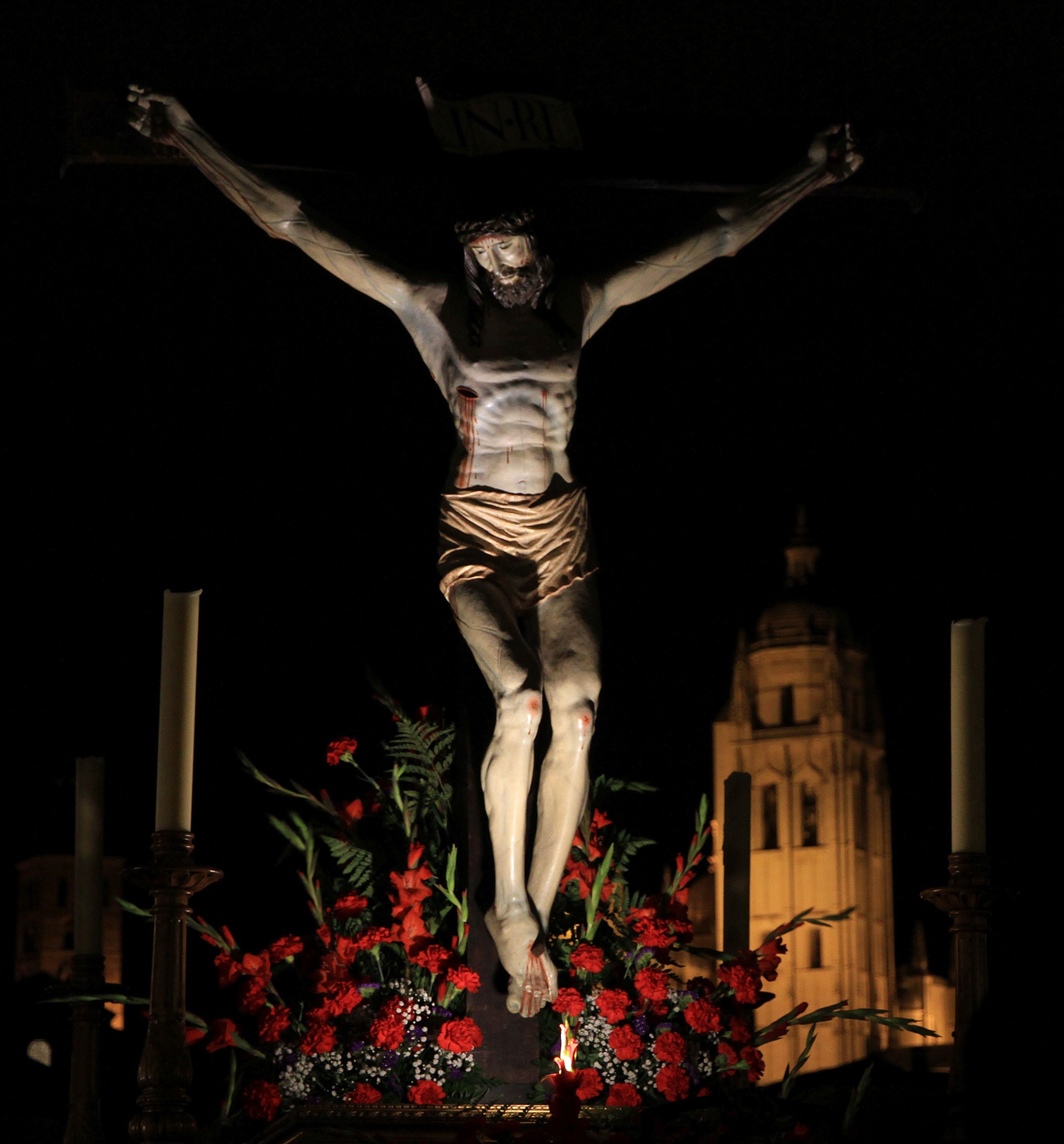 La lluvia condiciona el Vía Crucis de San Andrés