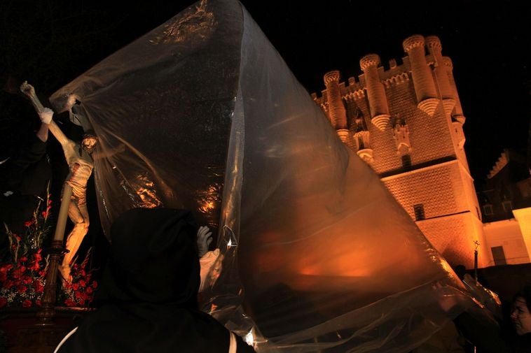La lluvia condiciona el Vía Crucis de San Andrés
