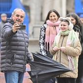 Los turistas afrontan un Viernes Santo pasado por agua «como cualquier otro»