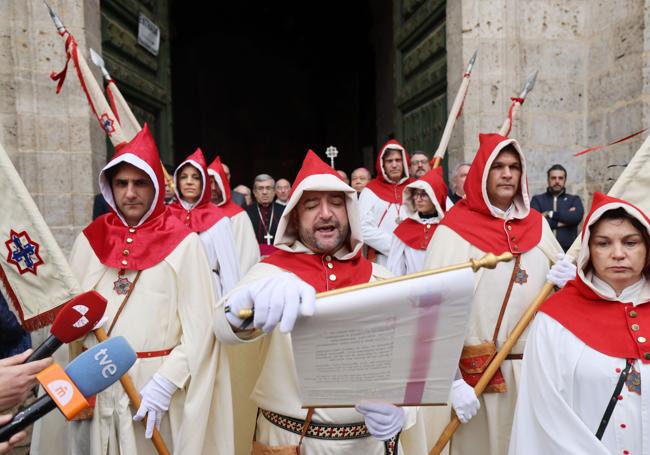 Álvaro Gimeno lee el pregón a las puertas de la catedral.