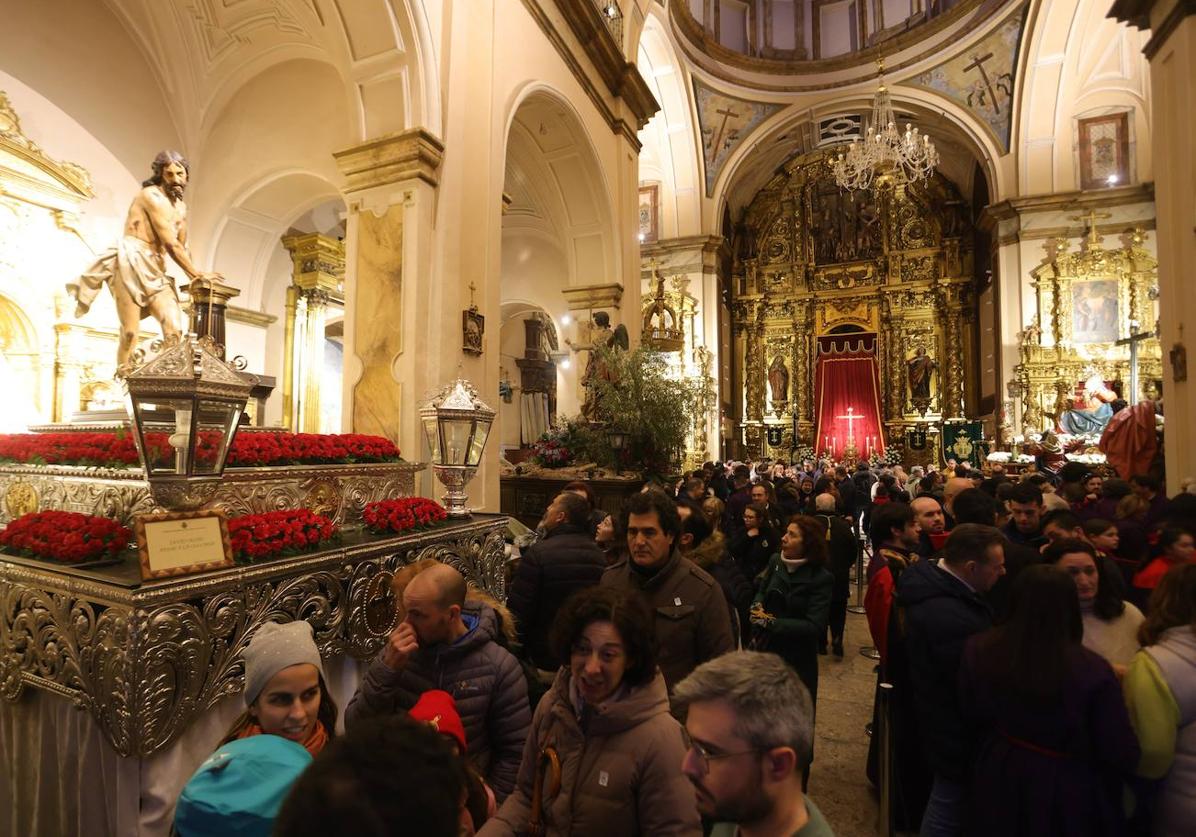 Imagen principal - Público en las iglesias de la Veracruz, San Benito y Angustias. 