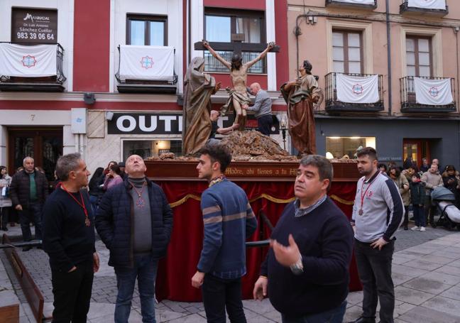 El paso 'Madre, ahí tienes a tu hijo', justo antes de que comenzaran a caer las cuatro gotas que hicieron volver a meterlo a toda prisa en la iglesia de Santiago.