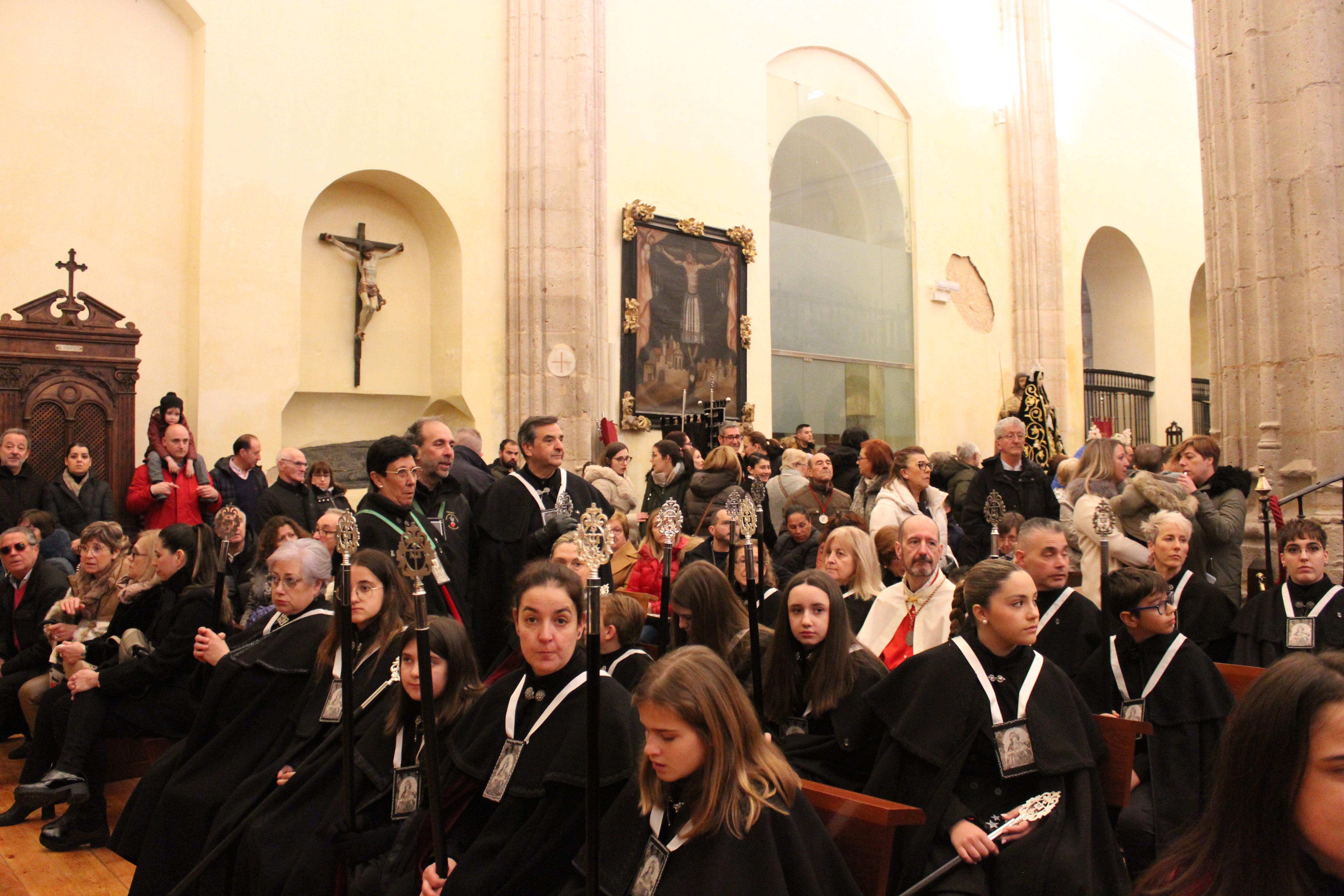 Cofrades medinenses en el interior de la Colegiata