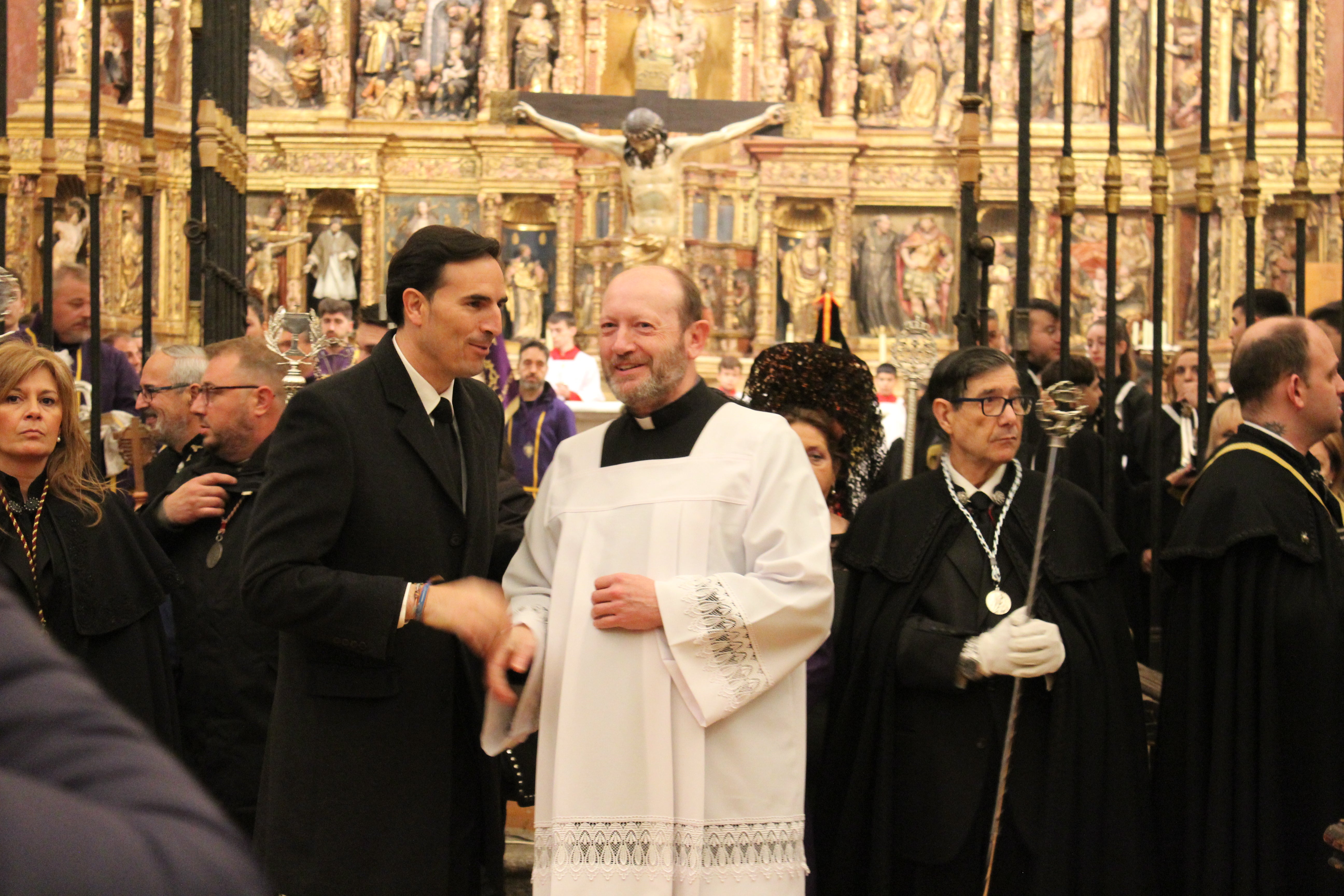 Alcalde de Medina del Campo junto al párroco de la Colegiata de San Antolín 