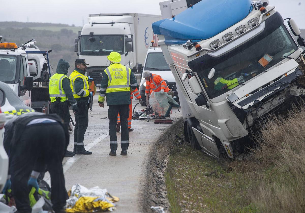 Los vehículos siniestrados en el accidente mortal de Soria.